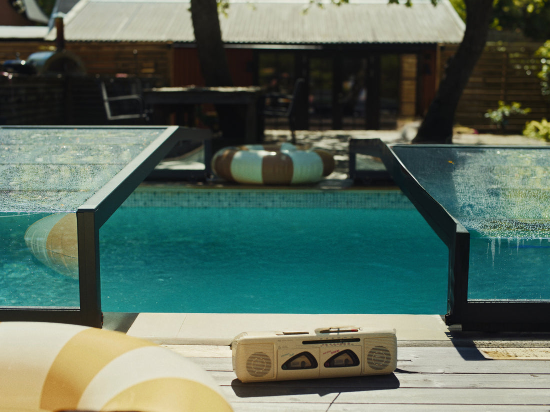 Pooltak Leia Compact över pool i trädgård